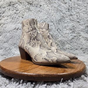 Forever 21 Booties Womens Size 8 Ivory Ankle Faux Snakeskin Pointed Toe Boots